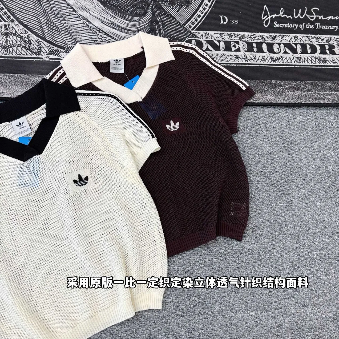Adidas Clover Retro Knitted Sweater Polo Short Sleeve, the ultimate summer outfit! Campus style! The classic three-stripe + contrasting lapel design has an American college retro feel. The clover embroidery on the chest is low-key yet recognizable, making it ultra-Versatile in style. The breathable mesh knitted fabric is not stuffy and feels soft and skin-friendly. The short version just exposes the waistline. Pair it with high-waisted denim or pleated skirts to show off your proportions, making you look sweet and cool in seconds. The black and white contrasting color model is refreshing and reduces age, while the dark brown model has its own retro atmosphere. The two colors can be used with your eyes closed without stepping on thunder! Whether it is daily commuting, going on a date or shopping, or traveling to take photos, you can easily achieve a relaxed and fashionable look. The workmanship is full of details, the wiring is neat, the quality is not inferior to that of the counters, and the price-performance ratio is super high! This all-purpose T-shirt is a must-have in your summer wardrobe. It is slim and versatile, and can easily be worn with the Korean blogger’s Same Style. In Stock, you can post it in seconds without any hassle! Style number: A 238# Color: White Size: S M L XL